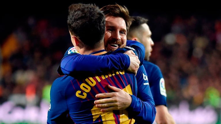 Messi abraza a Coutinho tras su primer tanto en el Barsa. Foto: AFP.