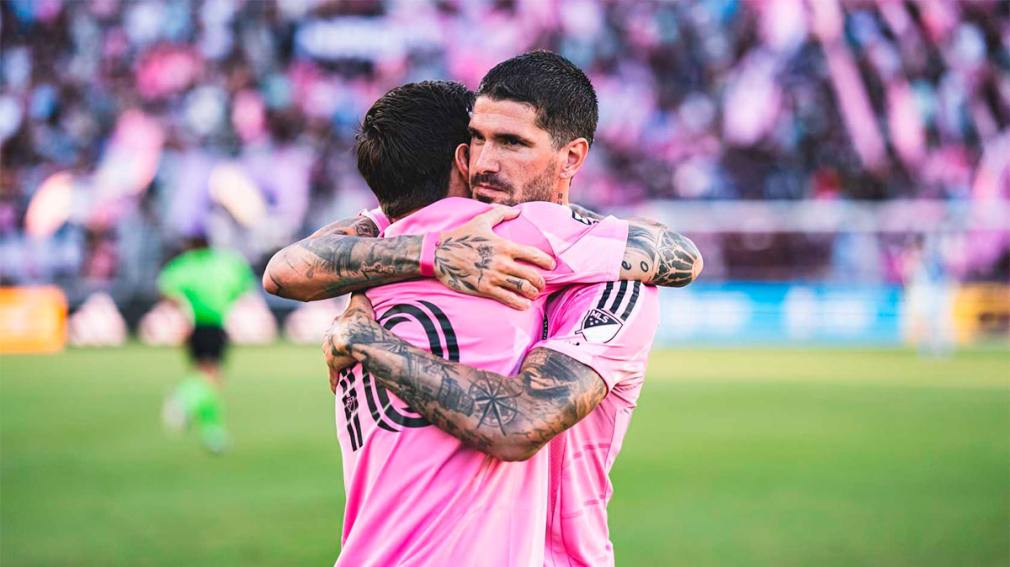 Messi abrazó a De Paul en el debut del ex Racing.