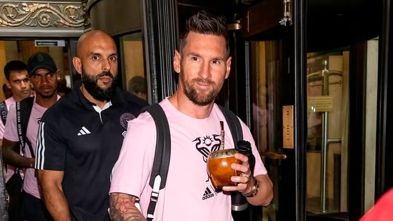 Messi acompañado por su nuevo guardaespaldas.