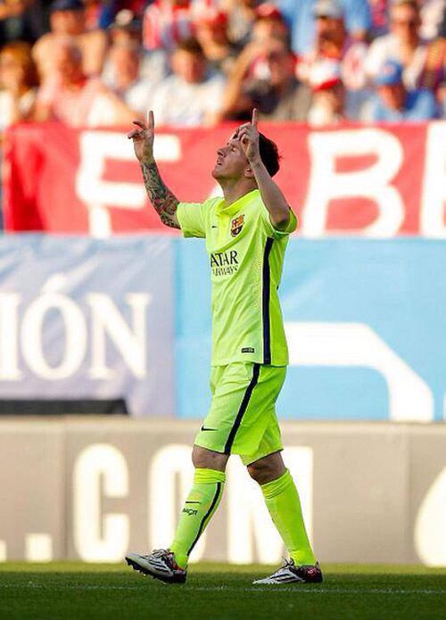 Messi agradeciendo al cielo por un nuevo título