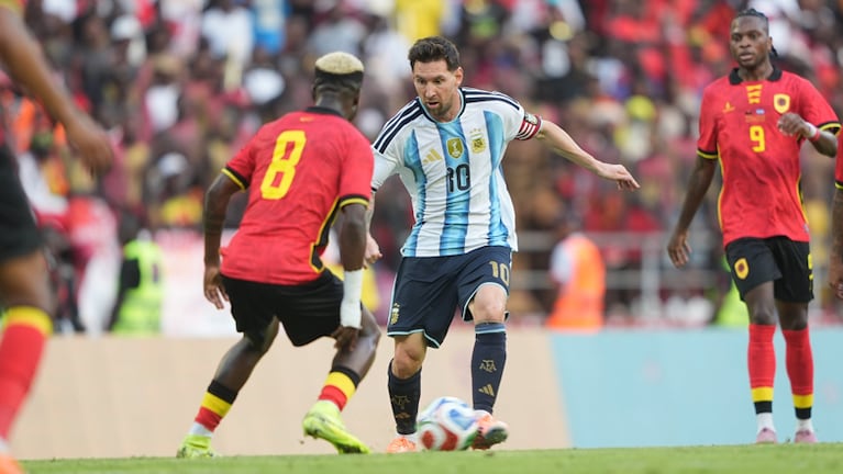 Messi anotó un gol ante Angola en Luanda.