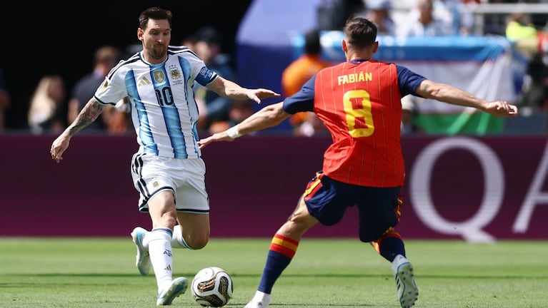 Messi ante Fabián Ruiz. REUTERS/Lee Smith
