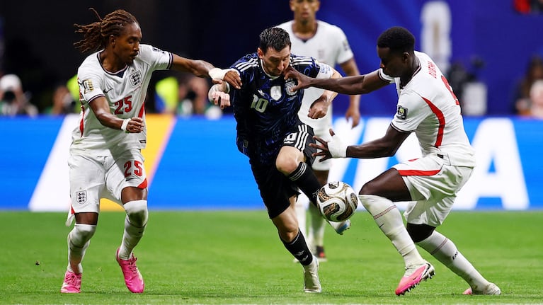 Messi ante Inglaterra en Atlanta. REUTERS/Agustin Marcarian
