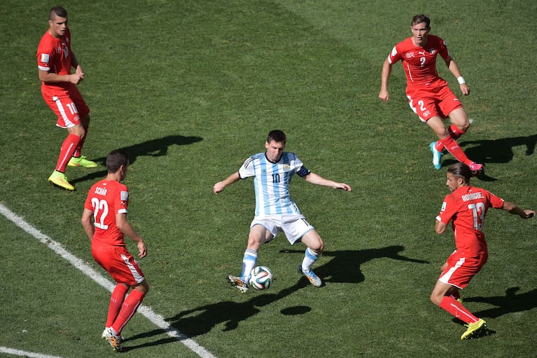Messi ante Suiza en el Mundial 2014 (AFP PHOTO / GABRIEL BOUYS).