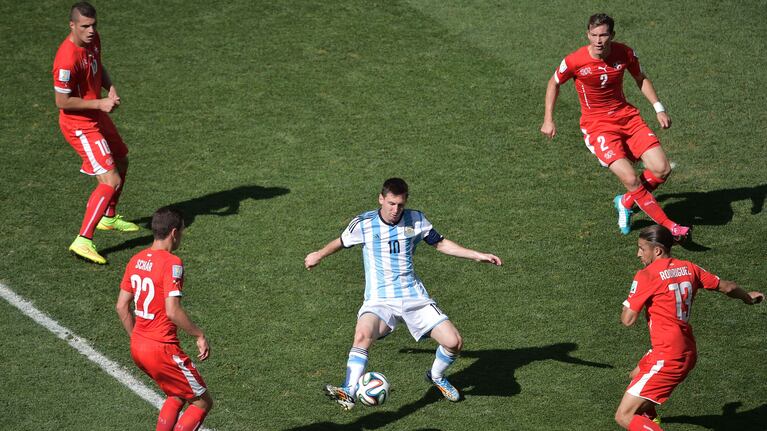 Messi ante Suiza por los octavos de final del Mundial 2014 (AFP PHOTO / GABRIEL BOUYS).
