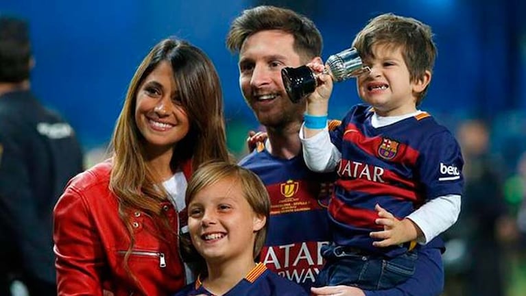 Messi, Antonella, Thiago y Mateo dieron la vuelta olímpica.