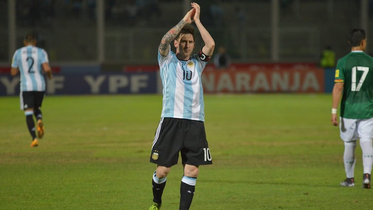 Messi aplaudiendo al público después de su gol. 