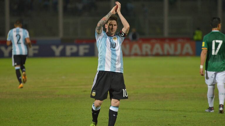 Messi aplaudiendo al público después de su gol.