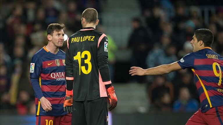 Messi aprovechó la goleada para cargar al arquero rival.