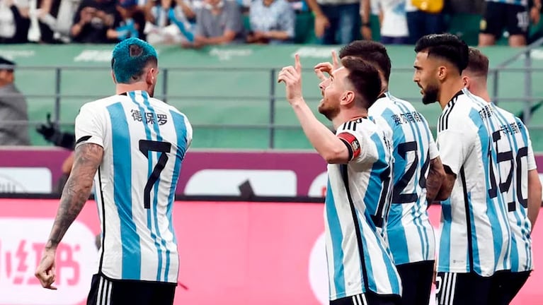 Messi arrancó el amistoso con un golazo.
