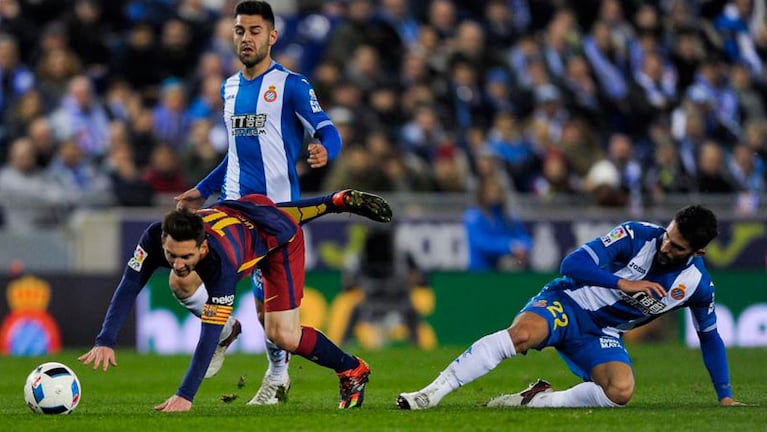 Messi casi va al piso luego de una patada de González. Le pegaron de lo lindo al argentino. Foto: AFP.