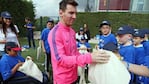 Messi colabora con donaciones a través de su Fundación y de UNICEF.