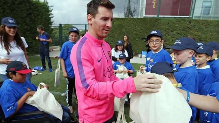 Messi colabora con donaciones a través de su Fundación y de UNICEF.
