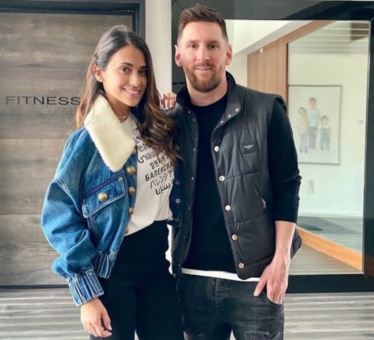 Messi compartió una romántica imagen para saludar a su esposa.