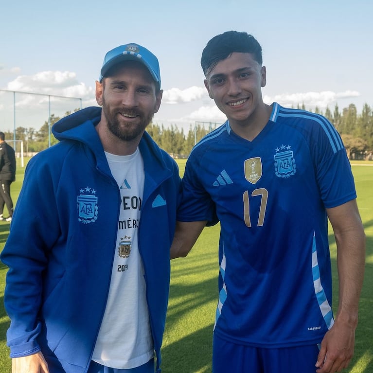 Messi con Gerónimo Heredia de Belgrano.