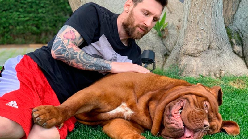 Messi con Hulk en el patio de su casa. 