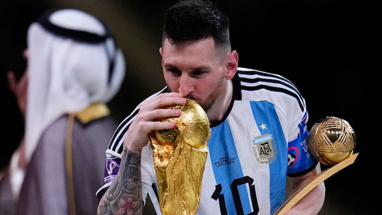 Messi con la Copa del Mundo en Qatar 2022.