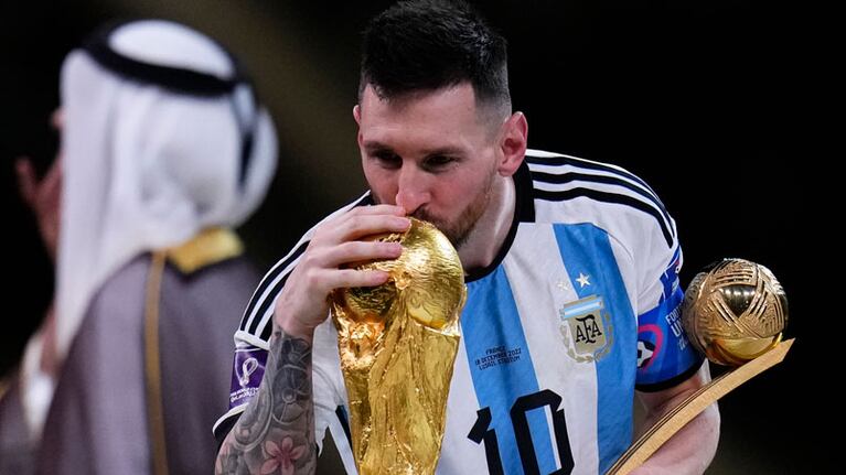 Messi con la Copa del Mundo en Qatar 2022.