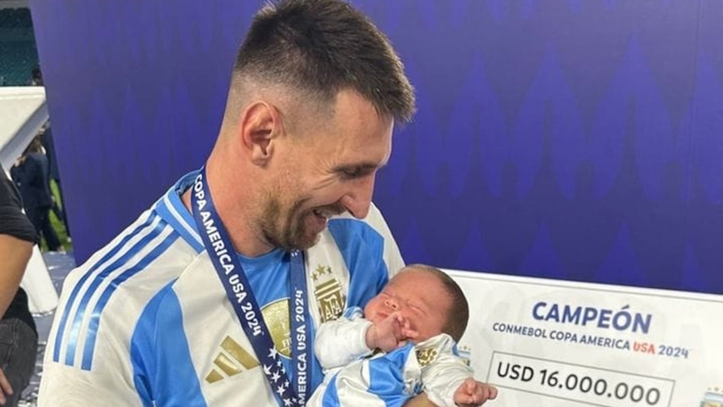 Messi con un bebé en brazos tras salir campeón de la Copa América.