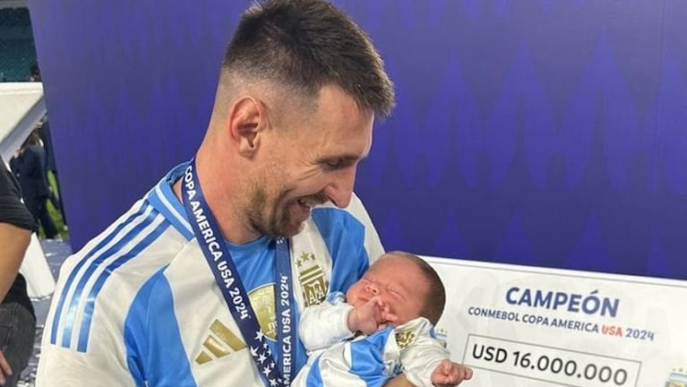 Messi con un bebé en brazos tras salir campeón de la Copa América.