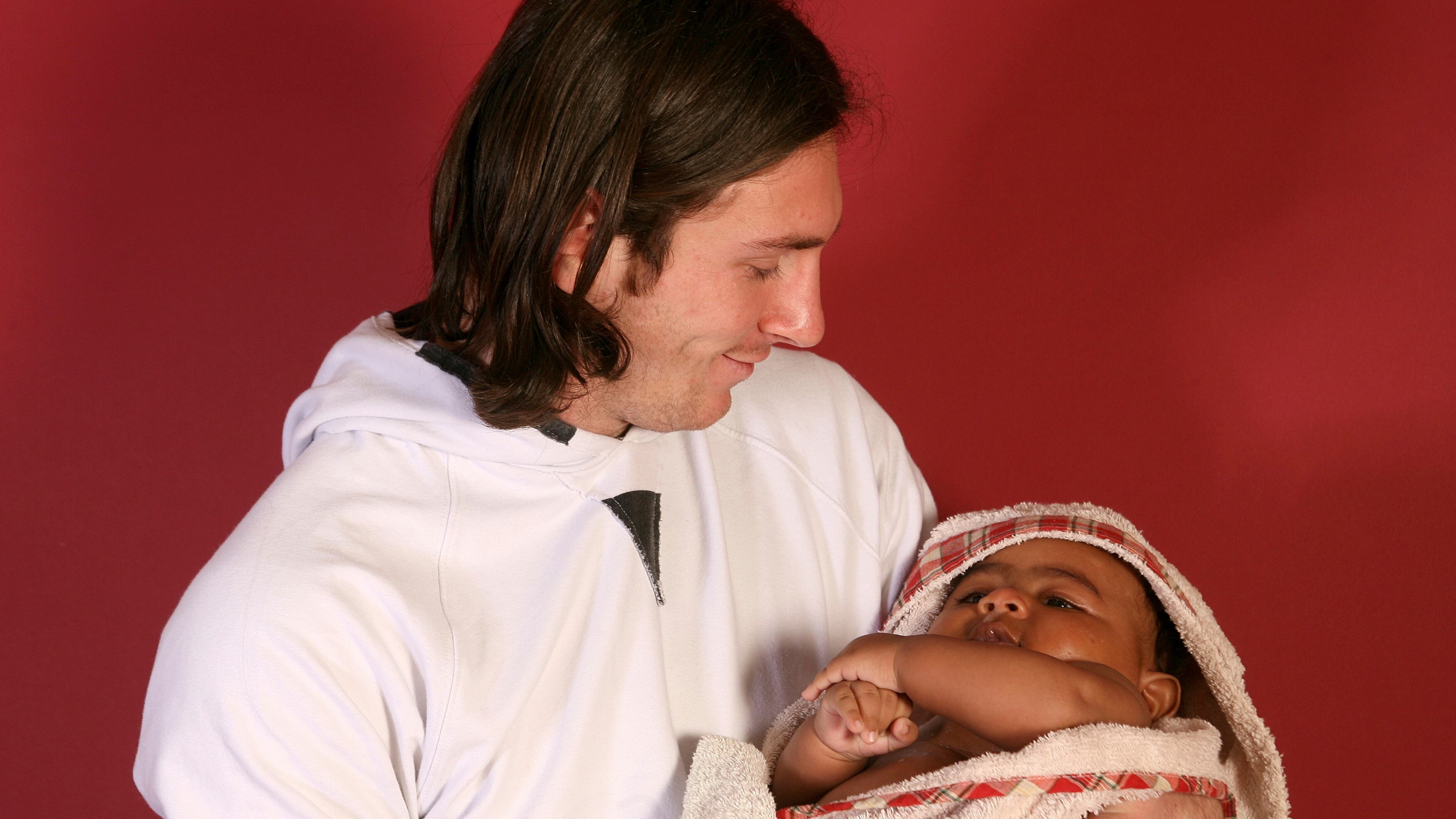 Messi con un pequeño Lamine Yamal, en 2007. (AP Foto/Joan Monfort)