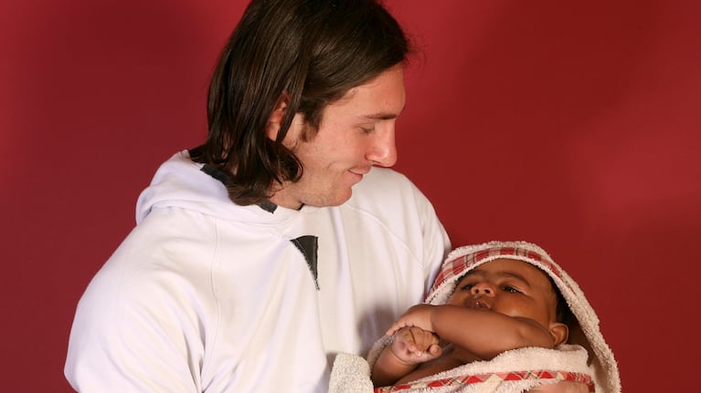 Messi con un pequeño Lamine Yamal, en 2007. (AP Foto/Joan Monfort)