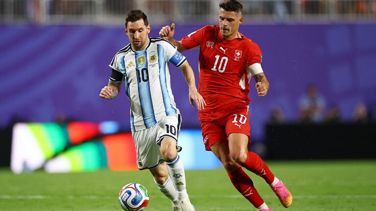Messi contra Xhaka, como en 2014. REUTERS/Agustin Marcarian