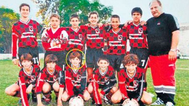 Messi convirtió un gol después de un genial sombrerito, cuando jugaba para Newells.