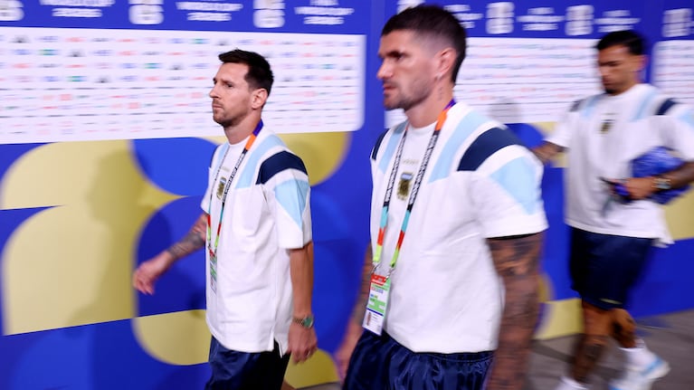 Messi, De Paul y Paredes llegando al Arrowhead Stadium de Kansas City. REUTERS/Albert Gea