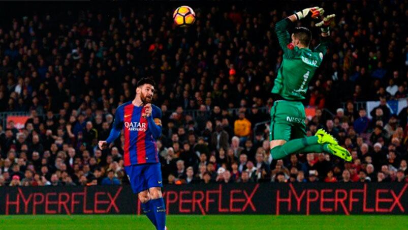 Messi definió de cabeza y por arriba del arquero para el 1-0.