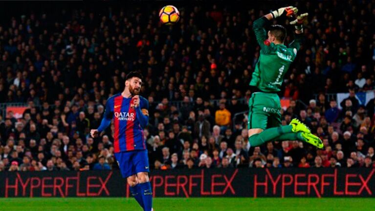 Messi definió de cabeza y por arriba del arquero para el 1-0.