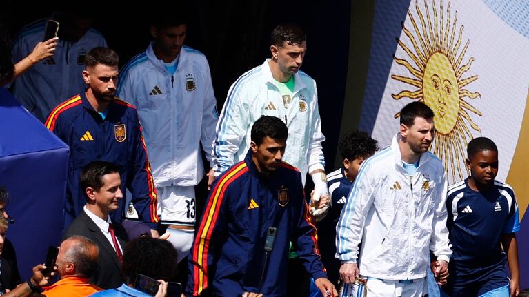 Messi, Dibu Martínez y Cuti Romero saliendo a la cancha contra España. REUTERS/Jeenah Moon