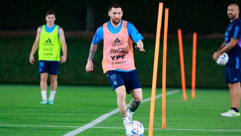 Messi durante la práctica del lunes en la Universidad de Qatar.