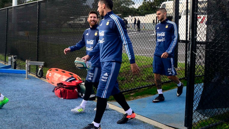 Messi e Icardi compartieron el entrenamiento en la Selección. Fotos: Diario Clarín.