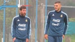 Messi e Icardi compartieron varios minutos de charla en Ezeiza. El jueves jugarán juntos.