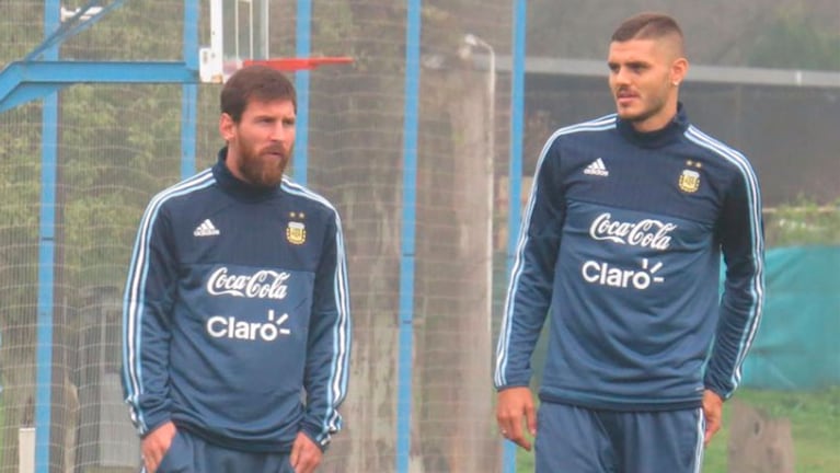Messi e Icardi compartieron varios minutos de charla en Ezeiza. El jueves jugarán juntos.