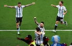 Messi, el capitán, bendice a Julián, el goleador cordobés de la Scaloneta.