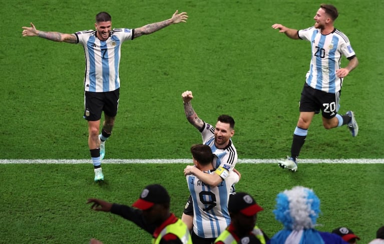 Messi, el capitán, bendice a Julián, el goleador cordobés de la Scaloneta.