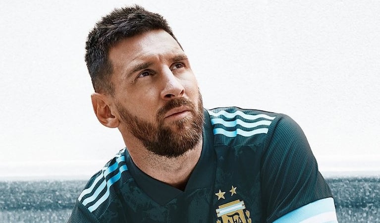 Messi, el modelo para la nueva camiseta.