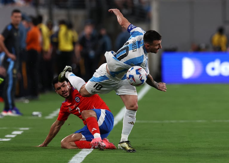 Messi en acción ante Chile en Nueva Jersey. REUTERS/Agustin Marcarian
