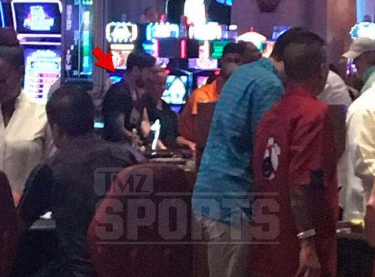 Messi en el casino y su padre ¿negociando con un millonario?