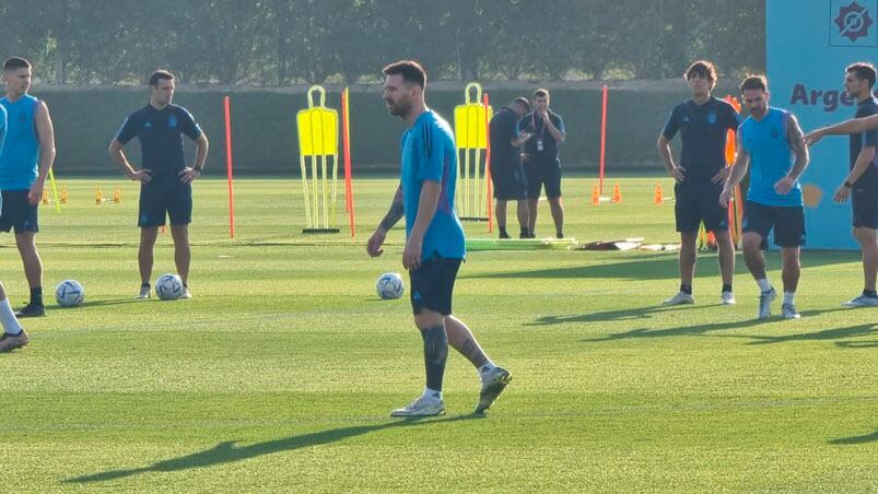 Messi en el entrenamiento de la Selección en Qatar. Foto: Lucio Casalla/El Doce.