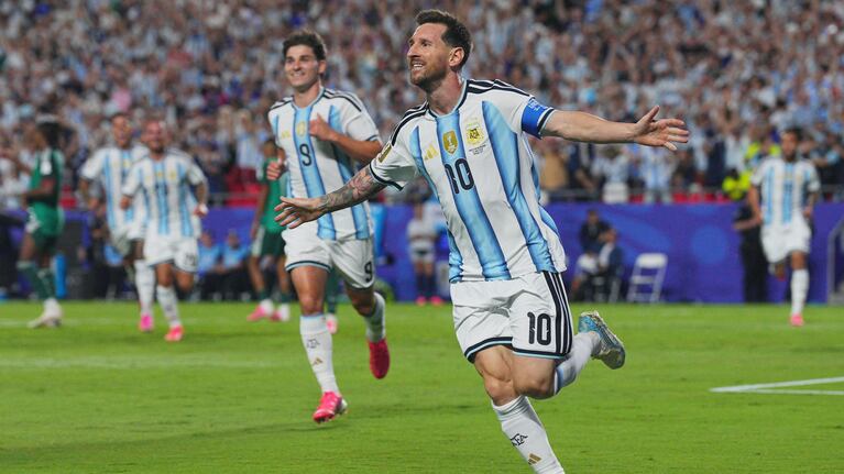 Messi en su tercer gol ante Argelia. Reuters/Jay Biggerstaff
