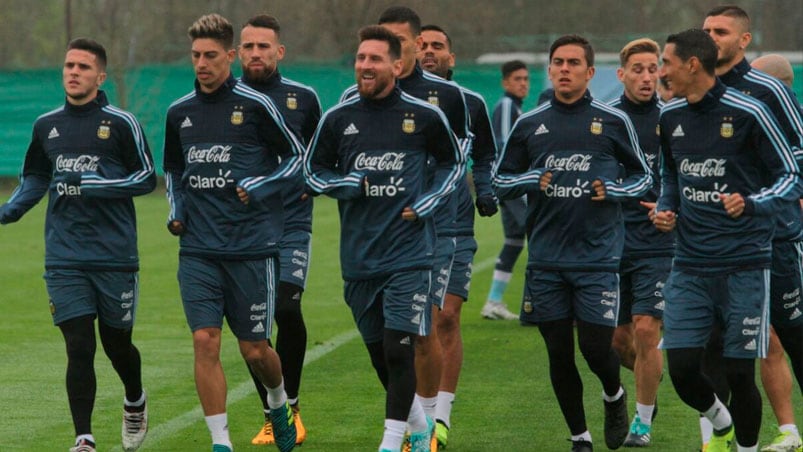 Messi encabeza el trote argentino en Ezeiza.