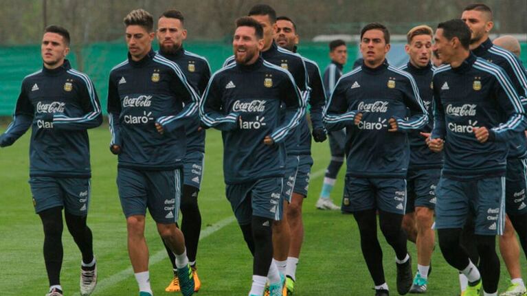 Messi encabeza el trote argentino en Ezeiza.