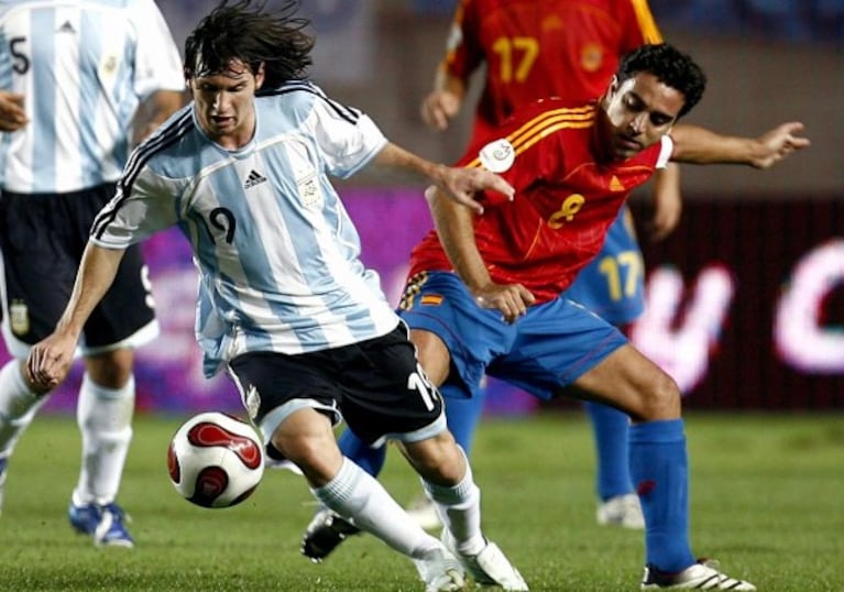Messi enfrentando a Xavi en un Argentina-España del año 2006.