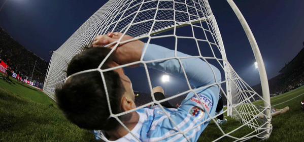 Messi enredado en otra final perdida. 