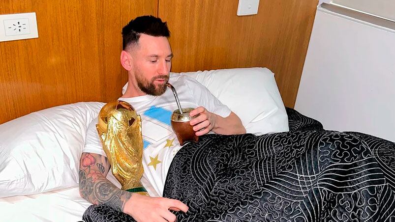 Messi es fanático del mate argentino.