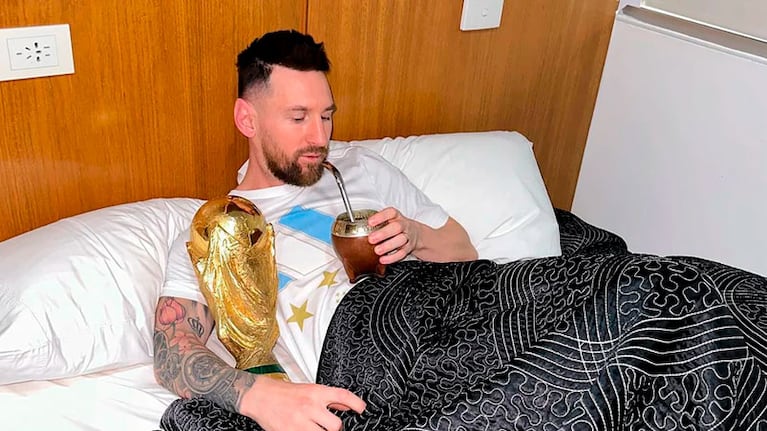 Messi es fanático del mate argentino.