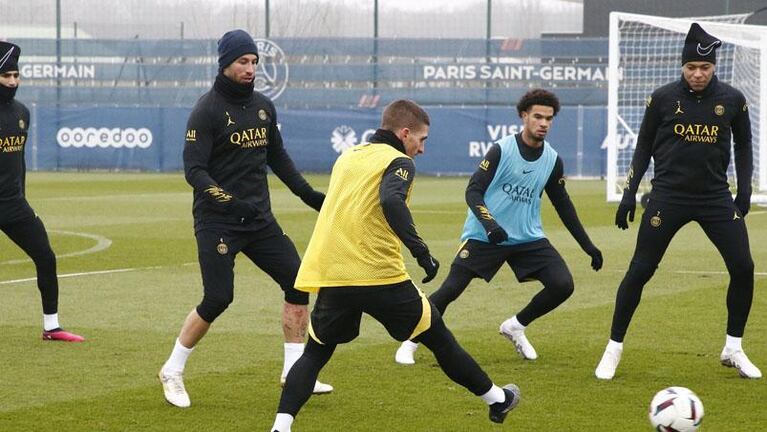 Messi estalló las redes con un peculiar look durante una actividad del PSG